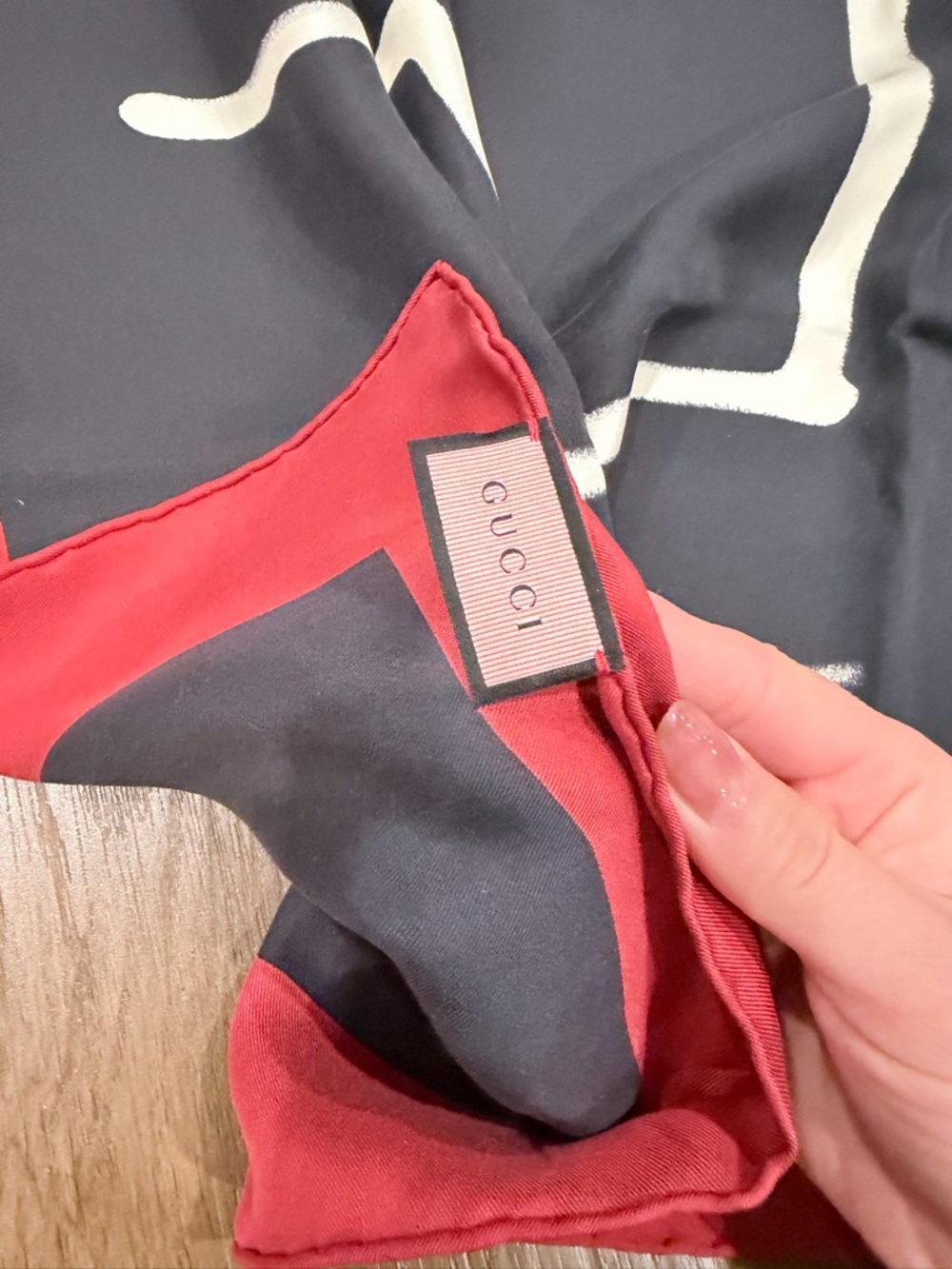 New Gucci Black Red Silk Square Scarf with Gucci Is life SZ 90x90cm - Picture 4 of 8